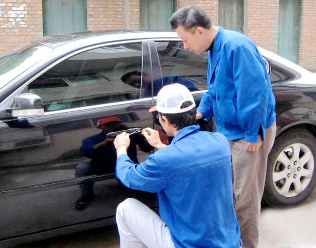 八达岭汽车钥匙丢在车里面怎么办?
